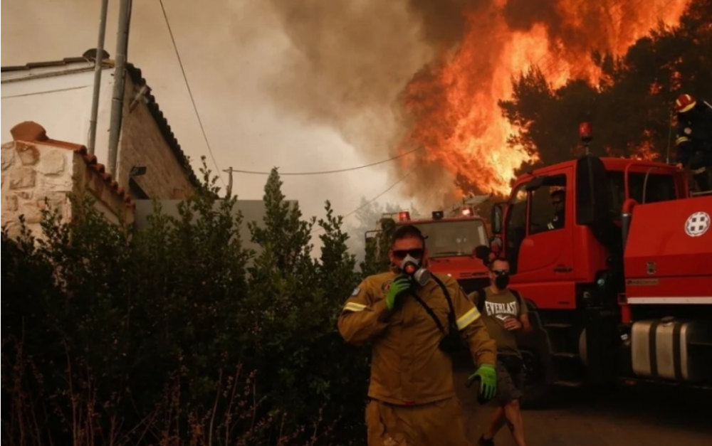 Incendies en Grèce : deux morts, des centaines de personnes évacuées