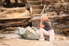 Incendies aux États-Unis: un suspect arrêté, sidération et colère chez les habitants