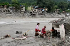 Les crues meurtrières au Népal et au Tibet ont fait au moins 955 morts et 4 471 disparus, selon un nouveau bilan