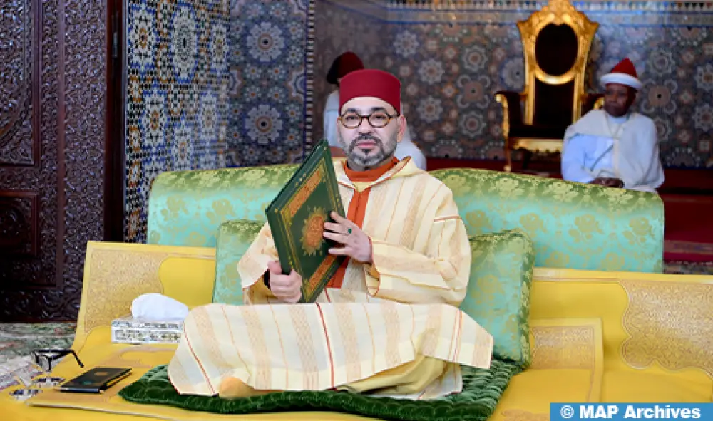 SM le Roi, Amir Al-Mouminine, préside ce lundi au Palais Royal à Rabat une veillée religieuse en commémoration de l’Aid Al-Mawlid Annabaoui Acharif (Ministère de la Maison Royale, du Protocole et de la Chancellerie)