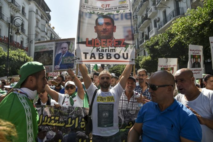 Algérie: l’opposant Karim Tabbou condamné à un an de prison avec sursis