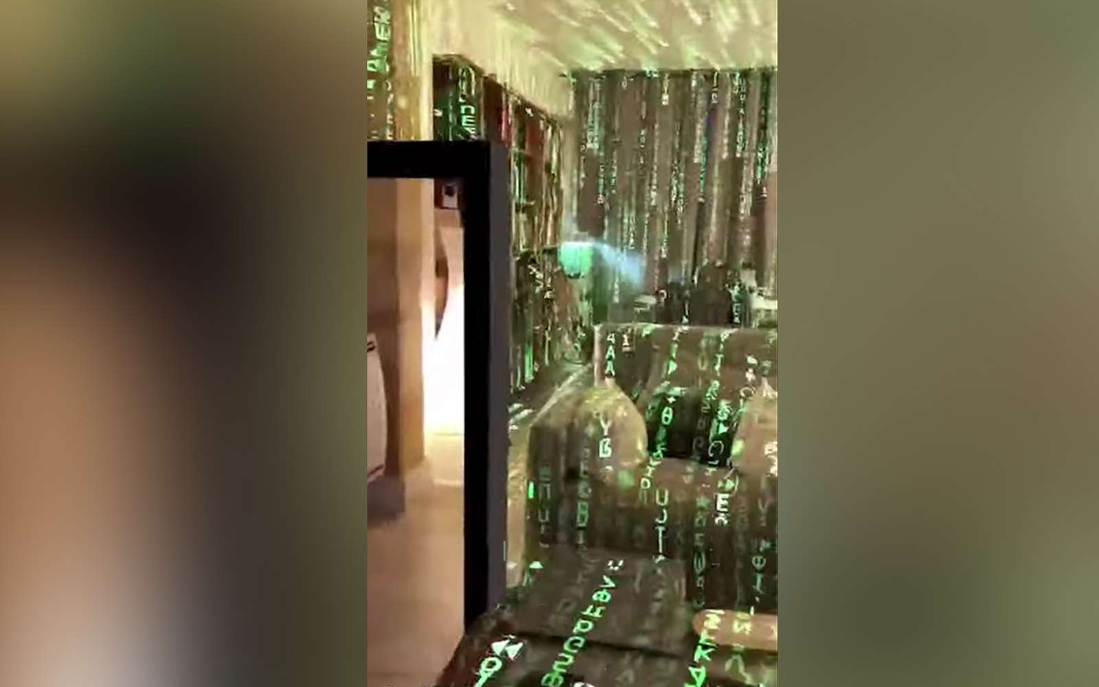 iPhone : il recrée l'univers de Matrix dans son salon