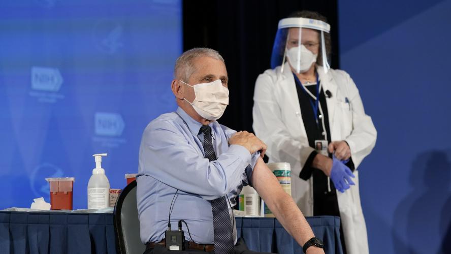 Le Dr Fauci, conseiller de Trump puis de Biden, vacciné contre le Covid: «J’encourage ceux qui ont la possibilité d’être vaccinés à le faire»