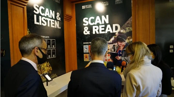 British Council installe le mur de sa bibliothèque numérique à l’université Al Akhawayn