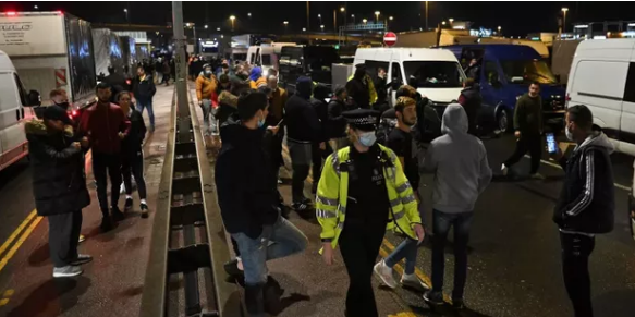 Routiers bloqués : plus de 1.000 militaires britanniques déployés pour le dépistage