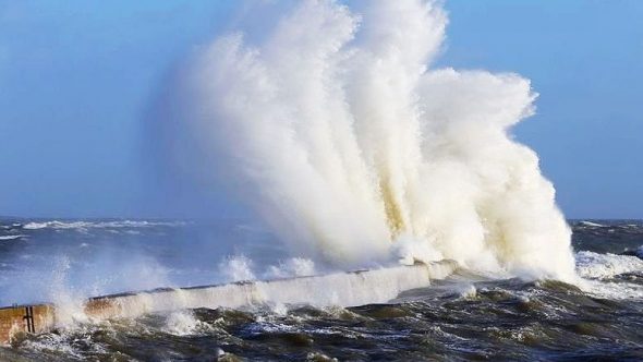 Tarfaya: Une embarcation artisanale avec 14 pêcheurs à bord détruite par des vagues géantes
