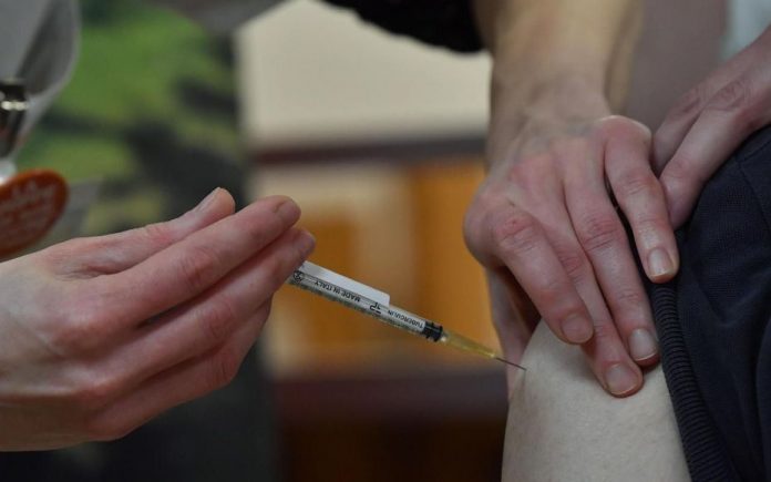Une cinquantaine de pays ont commencé à vacciner