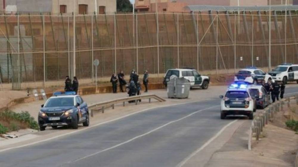 Des dizaines de jeunes marocains entrent dans l'enclave espagnole de Melilla