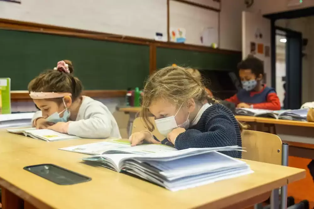 COVID-19: l'OMS appelle à mieux protéger les enfants, actuellement les plus touchés