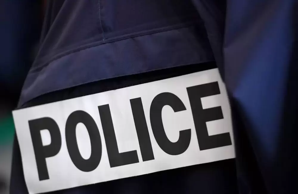 Prise d’otage à Paris : deux femmes retenues par un homme muni d’une arme blanche dans un commerce