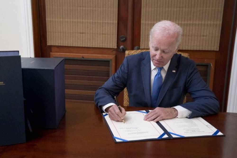 Biden signe une loi de finances de 1.700 milliards de dollars