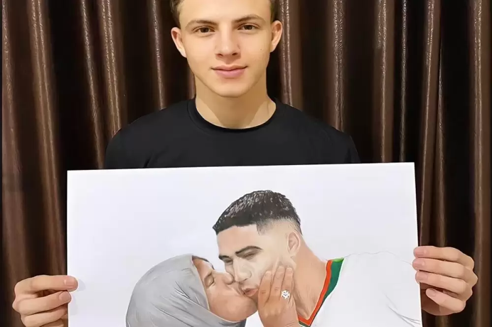Un jeune peintre palestinien fait un joli portrait de Hakimi et sa maman