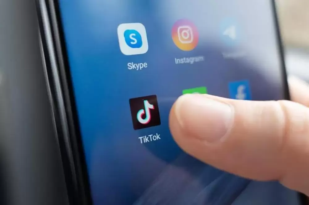 Une étude révèle comment TikTok recommande des vidéos d'automutilation aux jeunes