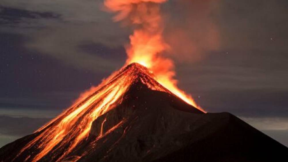 Le volcan chilien Lascar envoie un signal sismique et augmente son activité