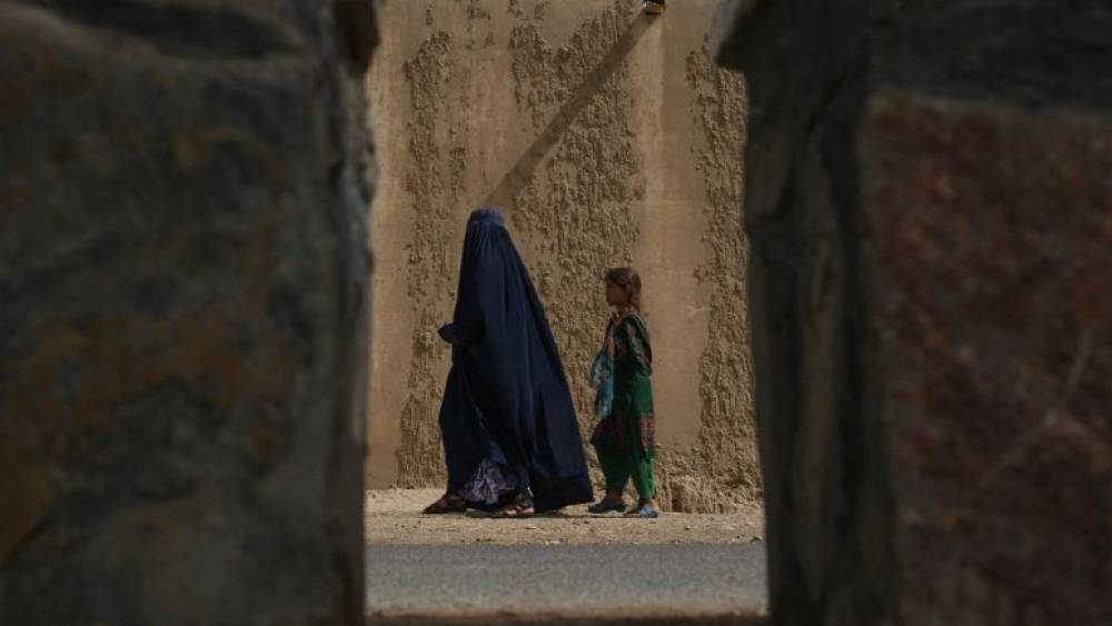 Afghanistan : interdites de travailler avec des femmes, des ONG suspendent leurs activités 