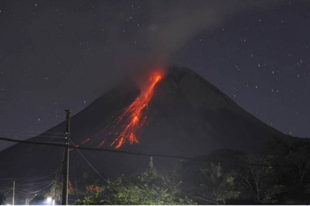 L’éruption d'un volcan en Indonésie fait onze morts (officiel)