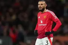 Man United abandonne son projet d'une veste aux couleurs LGBT après le refus de Mazraoui