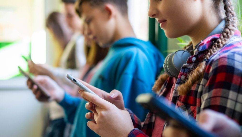 La France veut interdire les réseaux sociaux aux moins de 15 ans