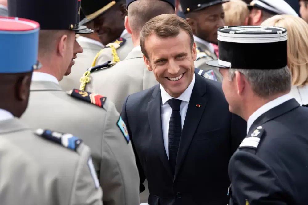 Une fausse vidéo de coup d'État en France devient viral, et Emmanuel Macron s'en plaint