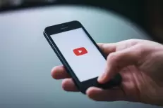 YouTube submergé par les vidéos générées par l’IA, selon une étude