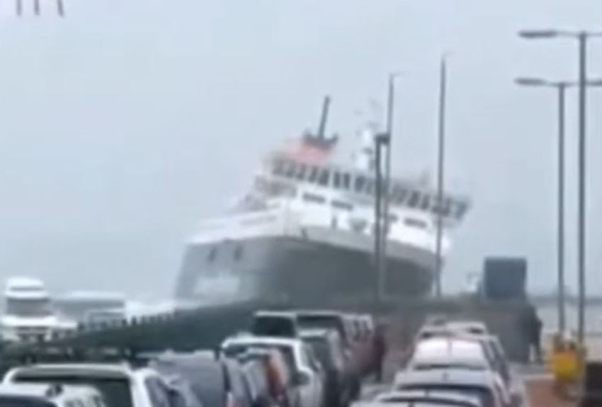 Vidéo - Tempête Dennis : en Écosse, la puissance des vagues fait vaciller un ferry