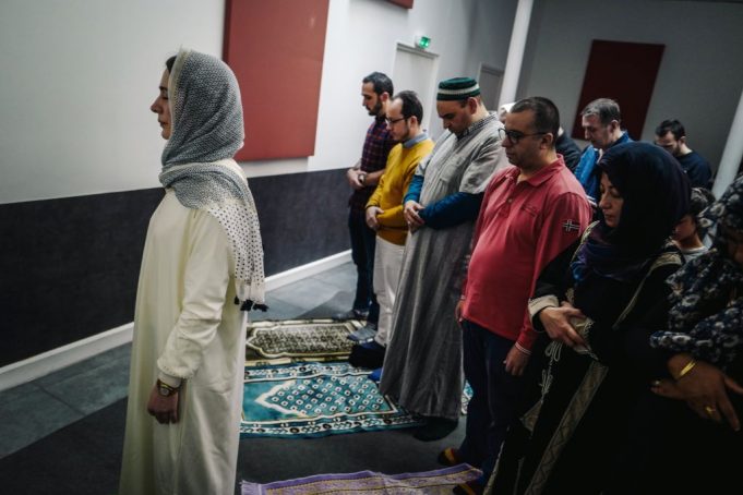 Islam – La prière dirigée par une femme dans une mosquée à Paris déclenche une levée de boucliers