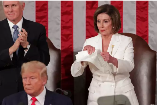 Donald Trump a publié un montage vidéo moquant le coup d’éclat de Nancy Pelosi... et ni Facebook ni Twitter ne l’ont retiré