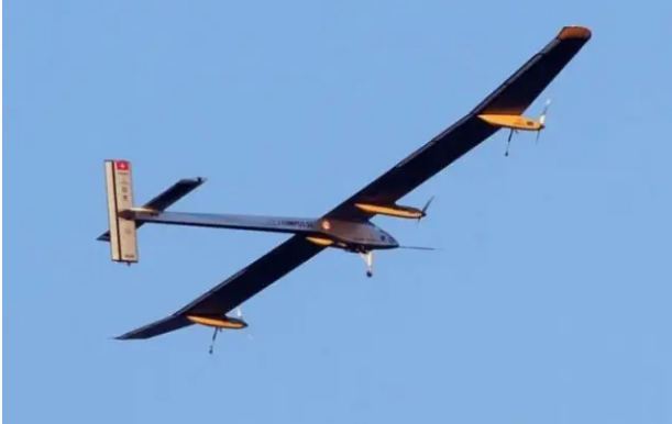 Un avion solaire est capable de voler une année sans s’arrêter