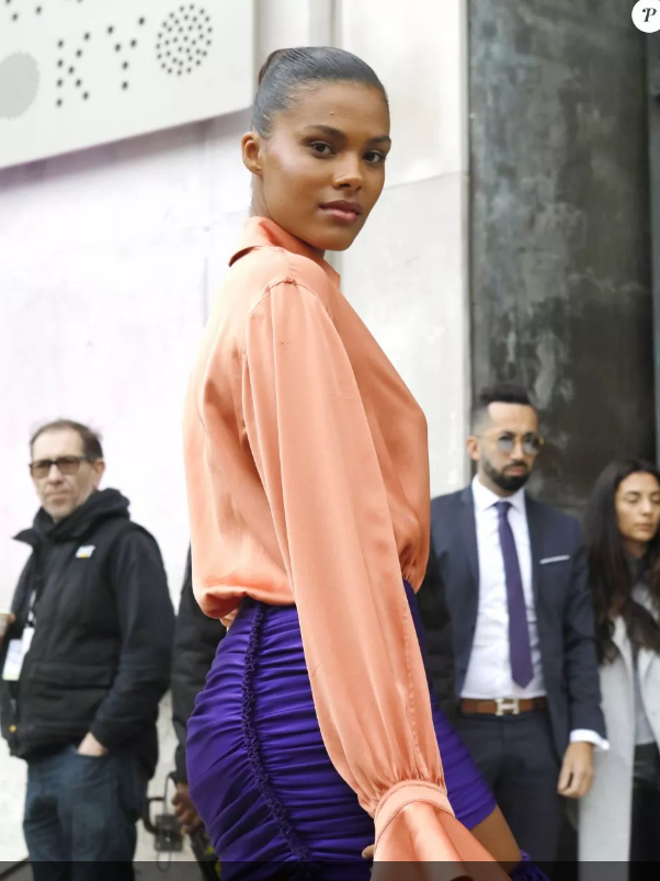 Tina Kunakey : Canon en solitaire à la Fashion Week de Paris