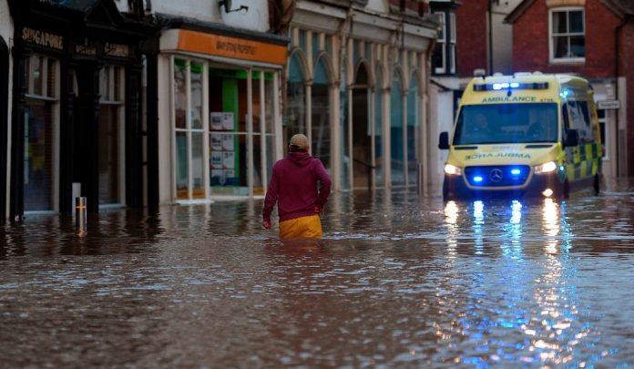 Tempête Dennis: le Royaume-Uni demeure sous la menace d’inondations après un week-end de perturbations