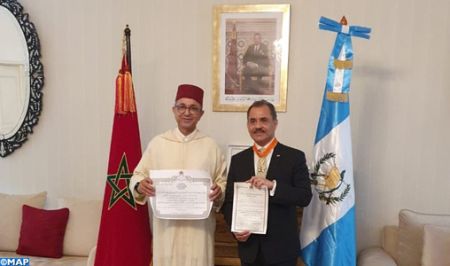 Remise à Jakarta d'une décoration Royale à l’ex-ambassadeur de Guatemala au Maroc