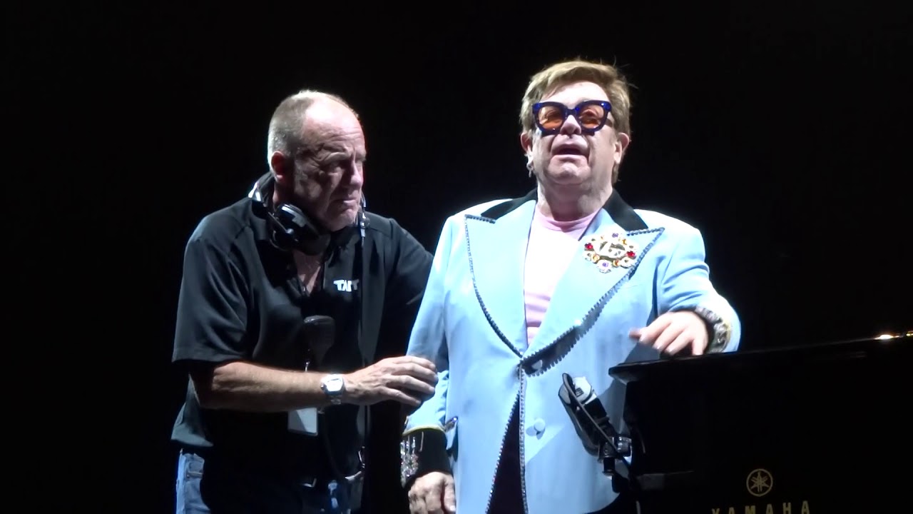 VIDÉO - "Je ne peux pas chanter" : malade, Elton John quitte la scène au bord des larmes