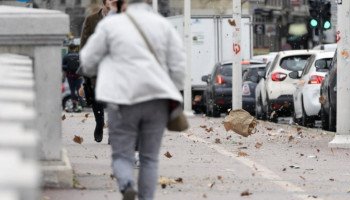 Vents violents à Paris : un mort près de la Tour Eiffel, cinq blessés à Montrouge