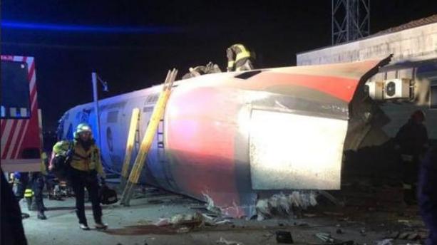 VIDÉO - Italie : un train à grande vitesse déraille, 2 morts, la motrice éjectée à plusieurs mètres