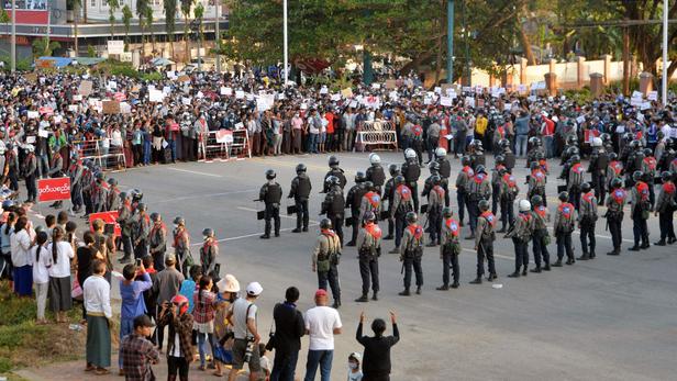 Birmanie: les manifestants bravent les menaces de représailles
