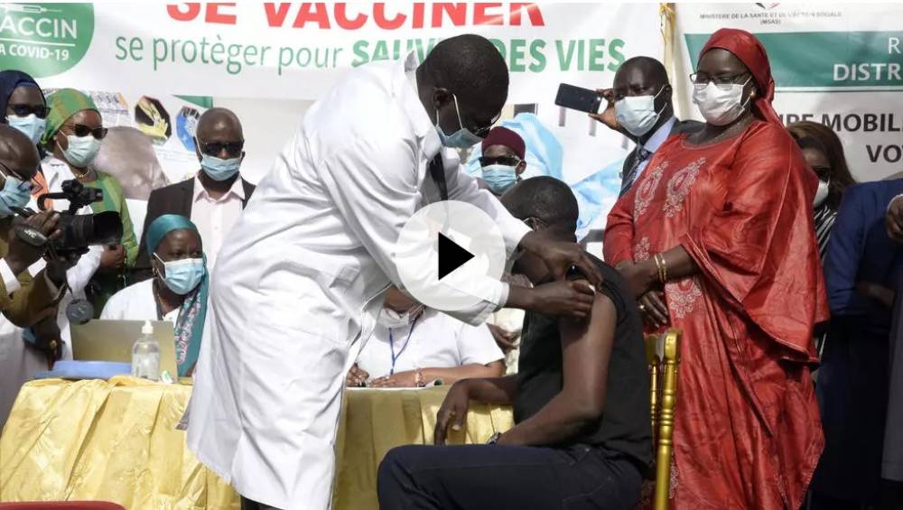 Covid-19 : le Sénégal commence à vacciner et réserve des doses à ses voisins