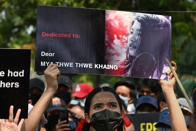 Birmanie : la jeune manifestante blessée en protestant contre le putsch, Mya Thwate Thwate Khaing, est morte