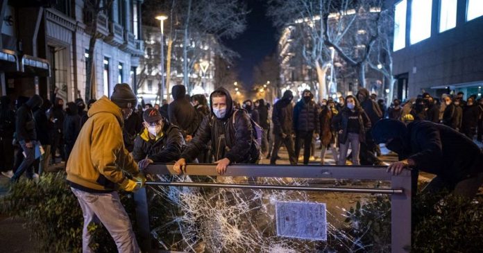 Espagne : violentes émeutes dans plusieurs villes suite à l’arrestation d’un rappeur