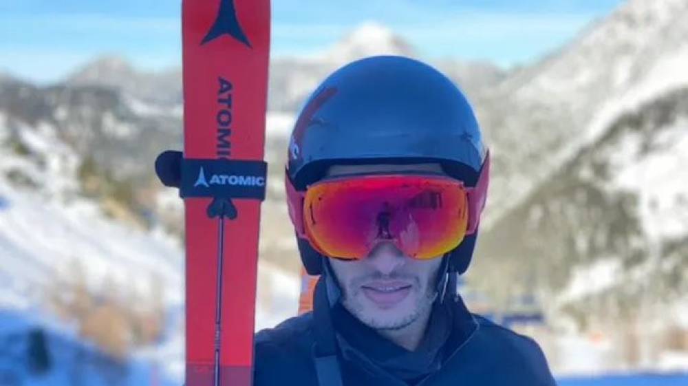 JO d'hiver: le skieur Yassine Aouich défile avec le drapeau national