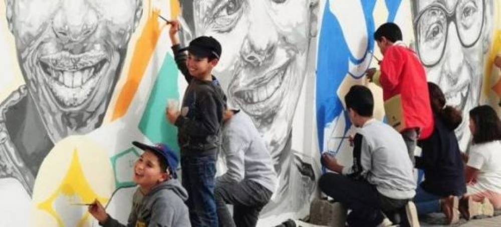 L'artiste espagnole Caterina Tur s'allie avec des enfants d’Essaouira pour finaliser la fresque «Les Sourires de Mogador»