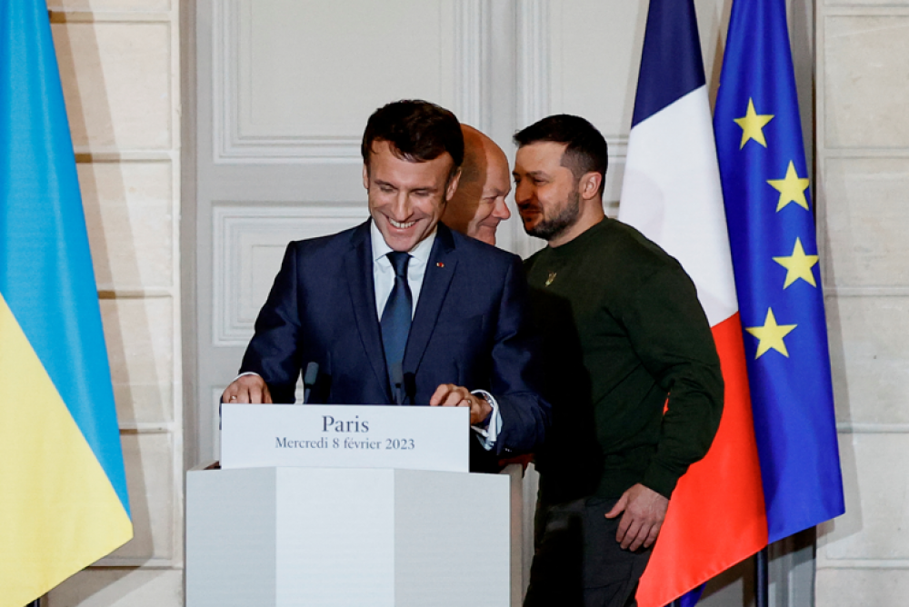 Guerre en Ukraine: à Paris après Londres, Zelensky se rend ce jeudi à Bruxelles avec Macron pour réclame des avions au «plus tôt»