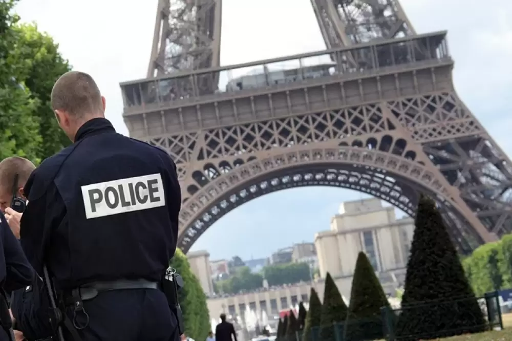 France : deux touristes brésiliennes victimes d'une agression sexuelle et d'un viol au pied de la Tour Eiffel