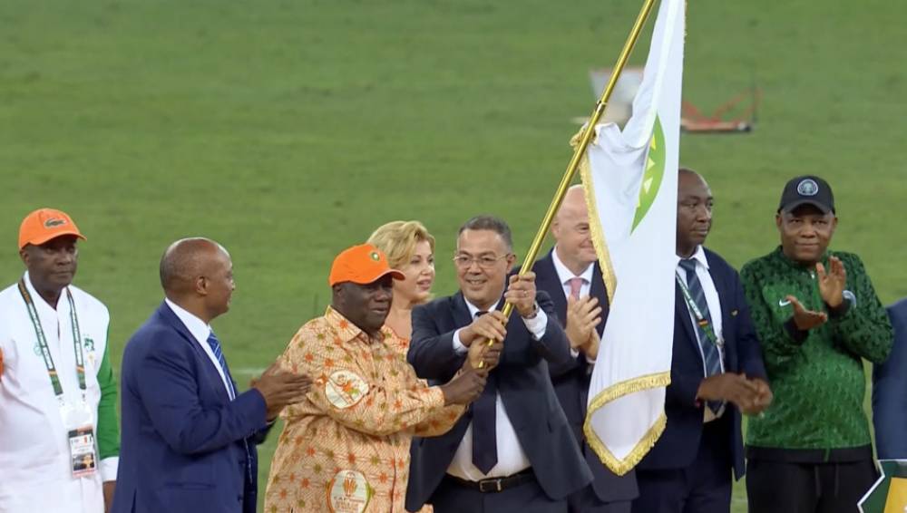 Fouzi Lekjaa reçoit le drapeau de la CAN des mains d'Alassane Ouattara