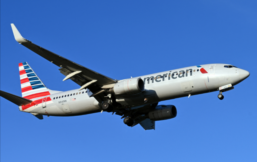 États-Unis: un passager d’American Airlines tente d’ouvrir la porte d’un avion en plein vol