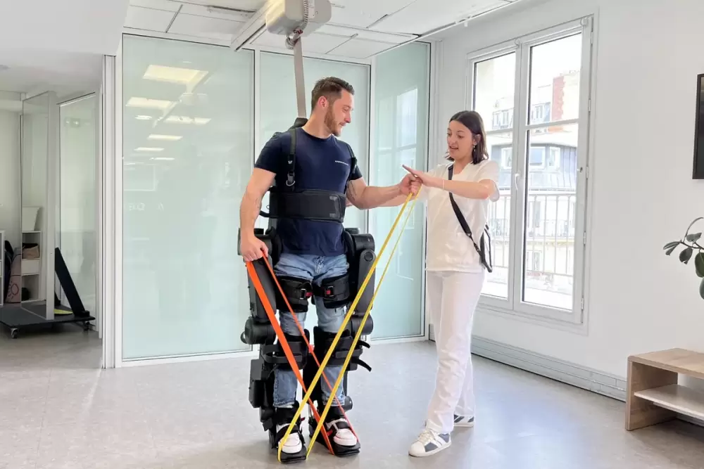 Couplé à l'IA, cet exosquelette refait marcher ceux qui ne le peuvent plus