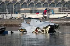 Accident aérien à Washington: les secouristes repêchent 55 corps du fleuve Potomac