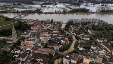 Intempéries en France: Un mort, 900.000 foyers pri...