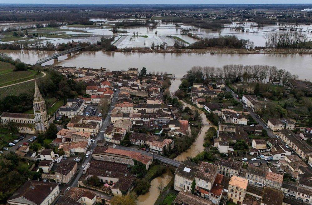 Intempéries en France: Un mort, 900.000 foyers privés d’électricité et trafic ferroviaire perturbé