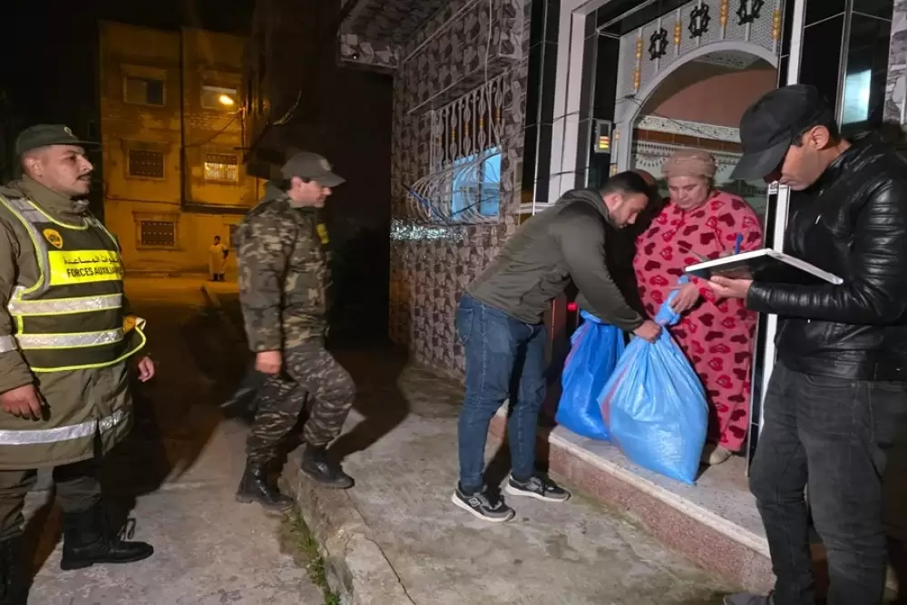 Ksar El Kébir: distribution de denrées alimentaires au profit des habitants revenus chez eux