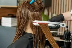 Lissage des cheveux : l'agence des médicaments alerte sur le risque rénal